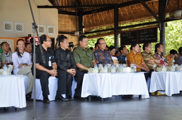 Minister of Marine Affair nad Fisheries - Mr. Sharif C.Sutardjo, Michaela Vláško ( Relax Bali resort) and other  representatives of Karangasem